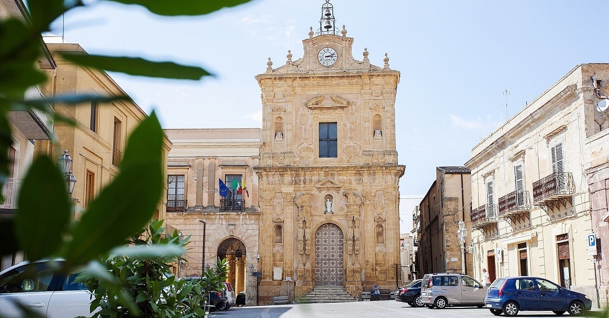 Piazza Garibaldi e la chiesa di San Francesco a Naro