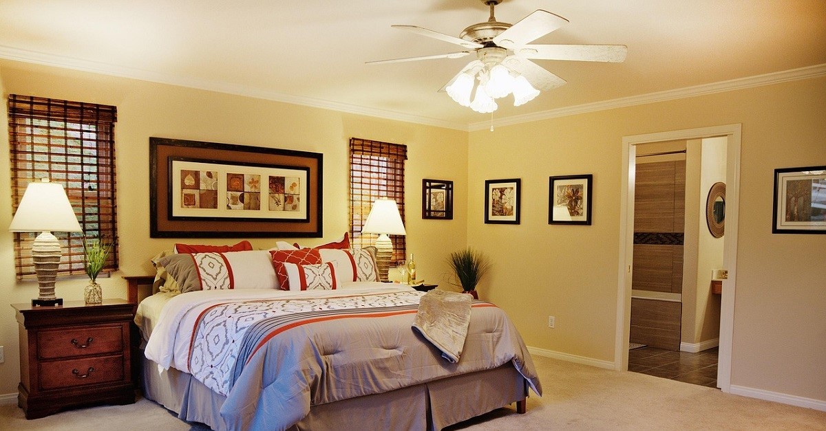 Camera da letto con ventilatore a soffitto