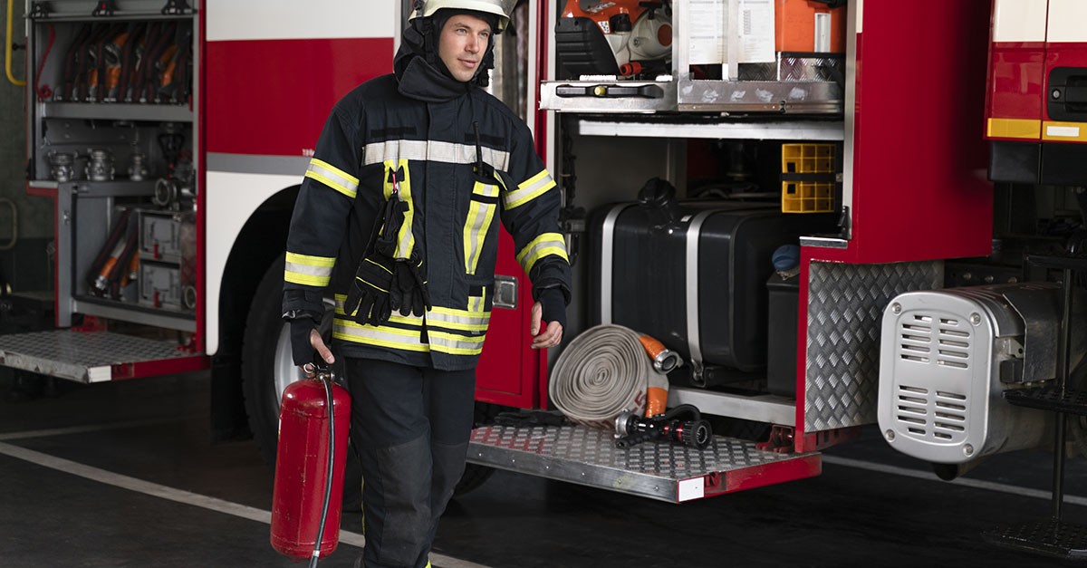 Vigile del fuoco ed estintore