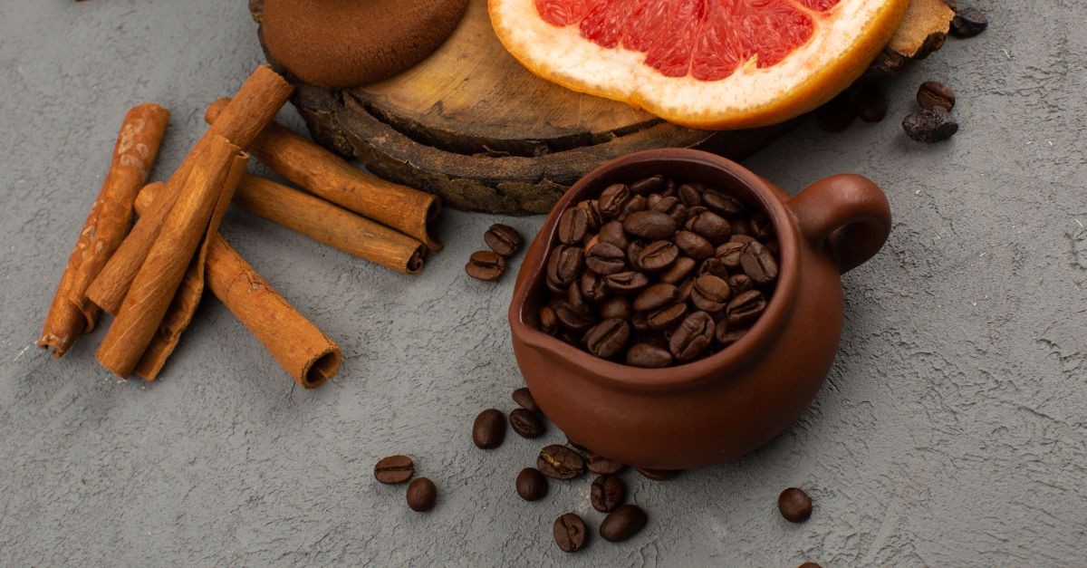 profumati chicchi di caffè con cannella e agrumi