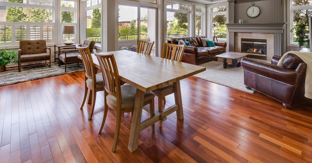 soggiorno con parquet lucidissimi 