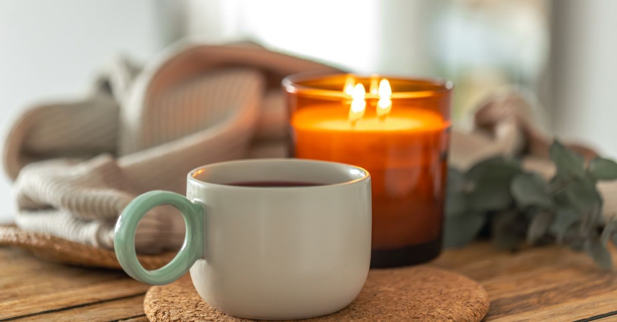 tazza di tè vicino a candela 