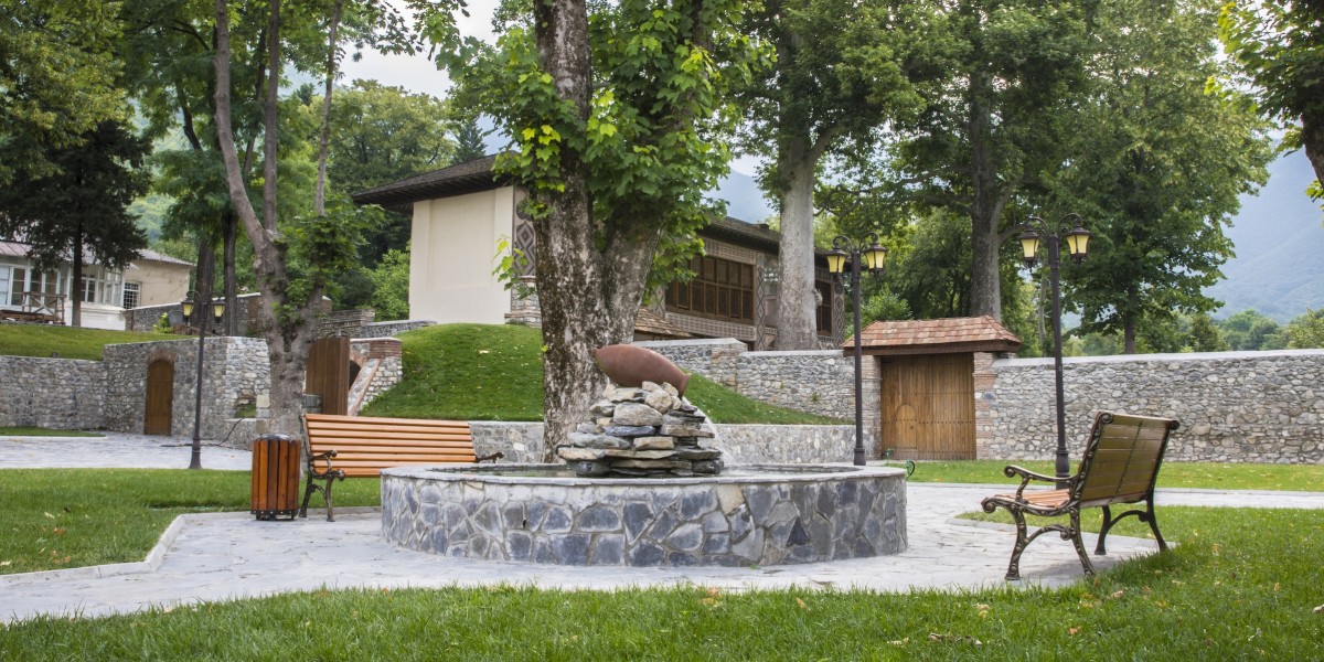 Giardino residenziale con prato perfettamente curato e un discreto tombino moderno, 