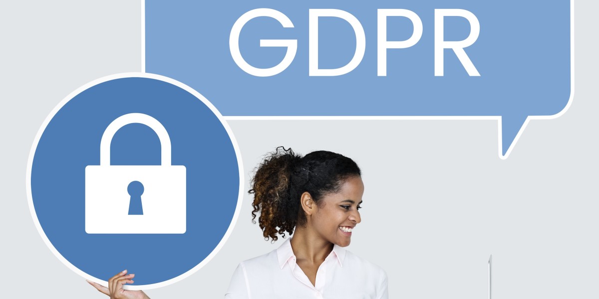 Donna con fumetto GDPR che tiene in mano un'icona a forma di lucchetto