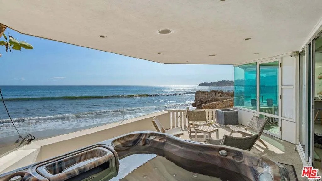 La leggenda del tennis John McEnroe mette in vendita la sua residenza sulla spiaggia di Malibu