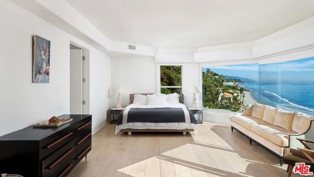 La leggenda del tennis John McEnroe mette in vendita la sua residenza sulla spiaggia di Malibu