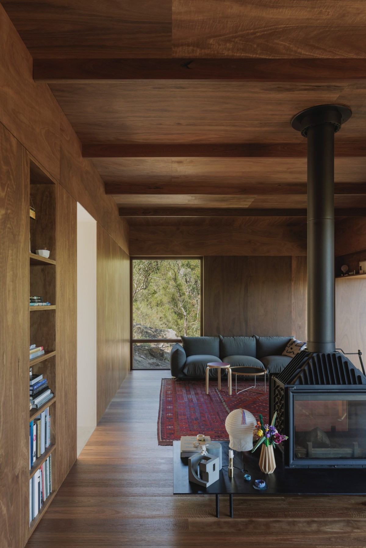 Una chimenea de leña separa la cocina y el comedor de concepto abierto.