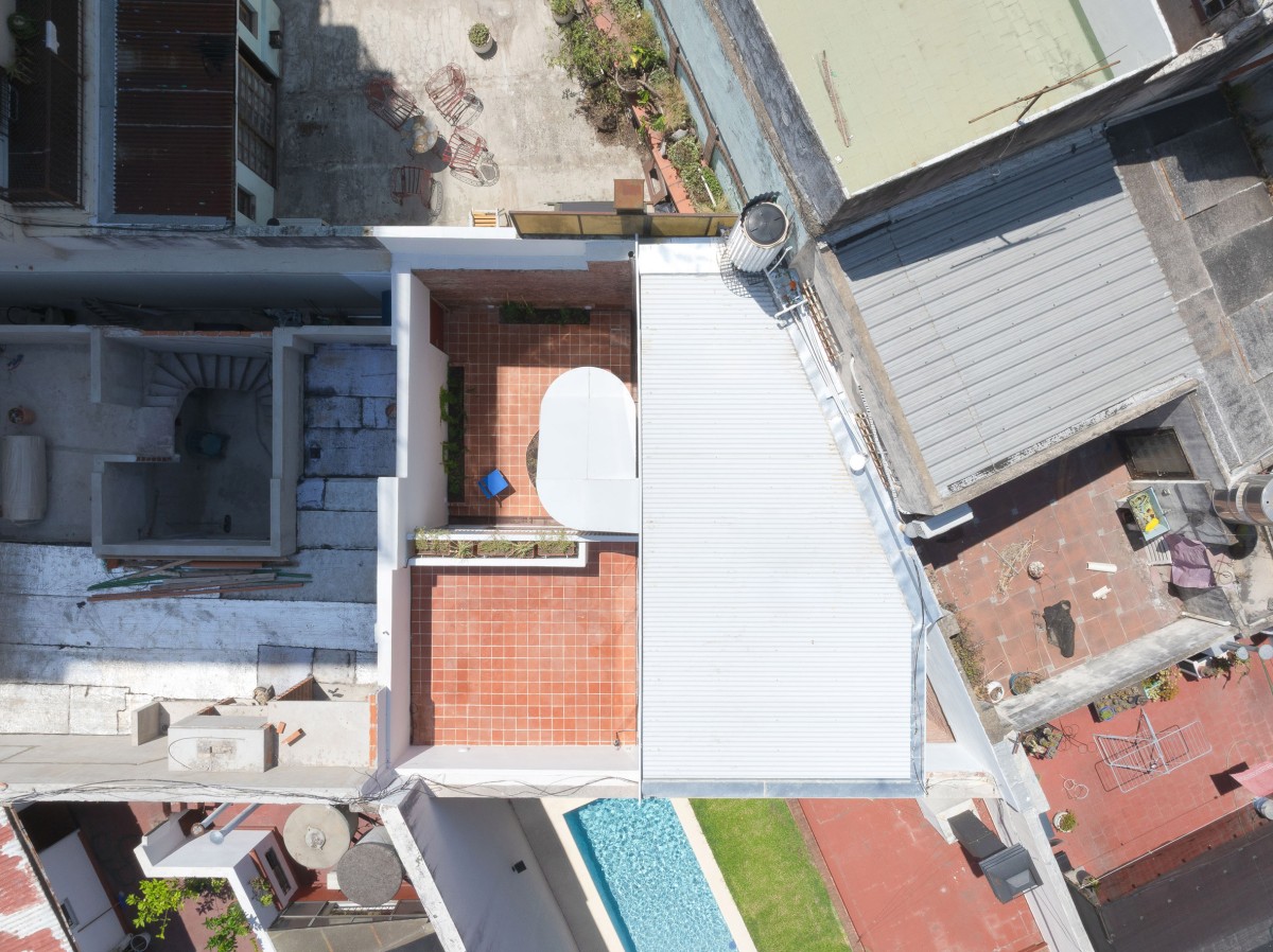 Il cortile principale ha una pavimentazione in piastrelle di terracotta