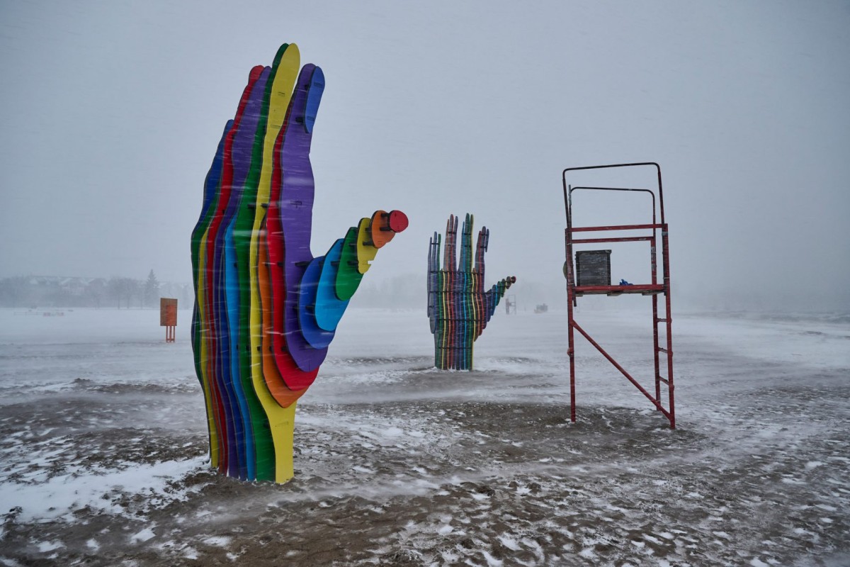 Grandi mani di legno colorate