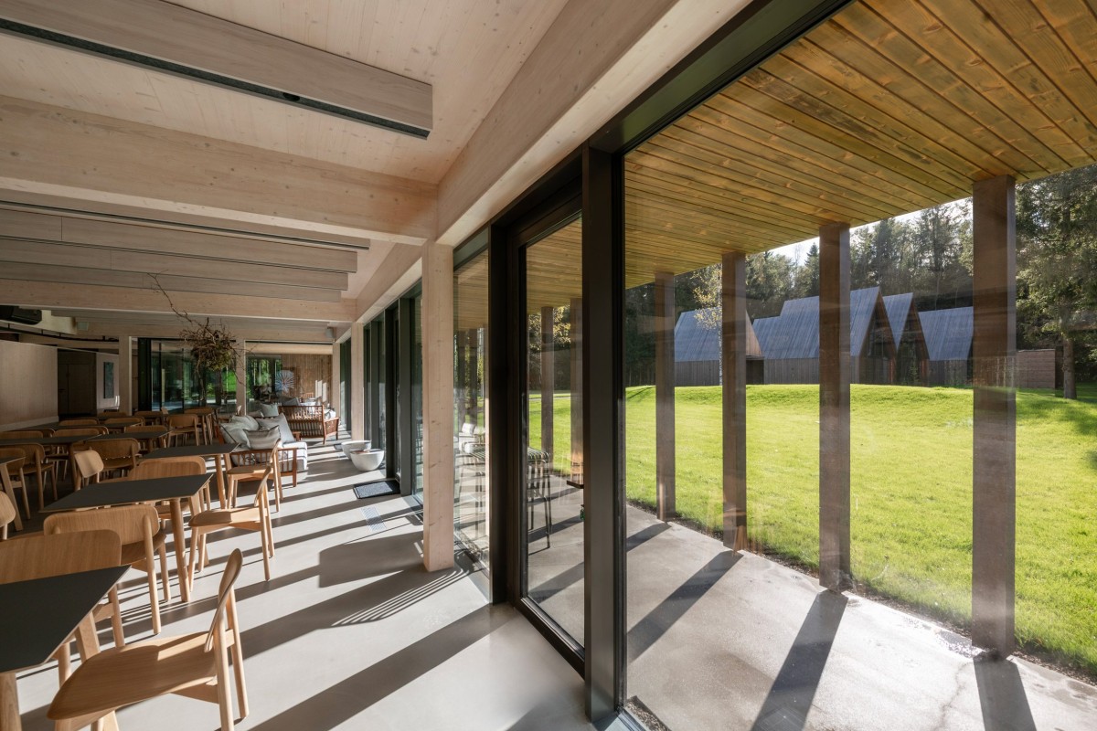 La sala da pranzo è dotata di vetrate a tutta altezza