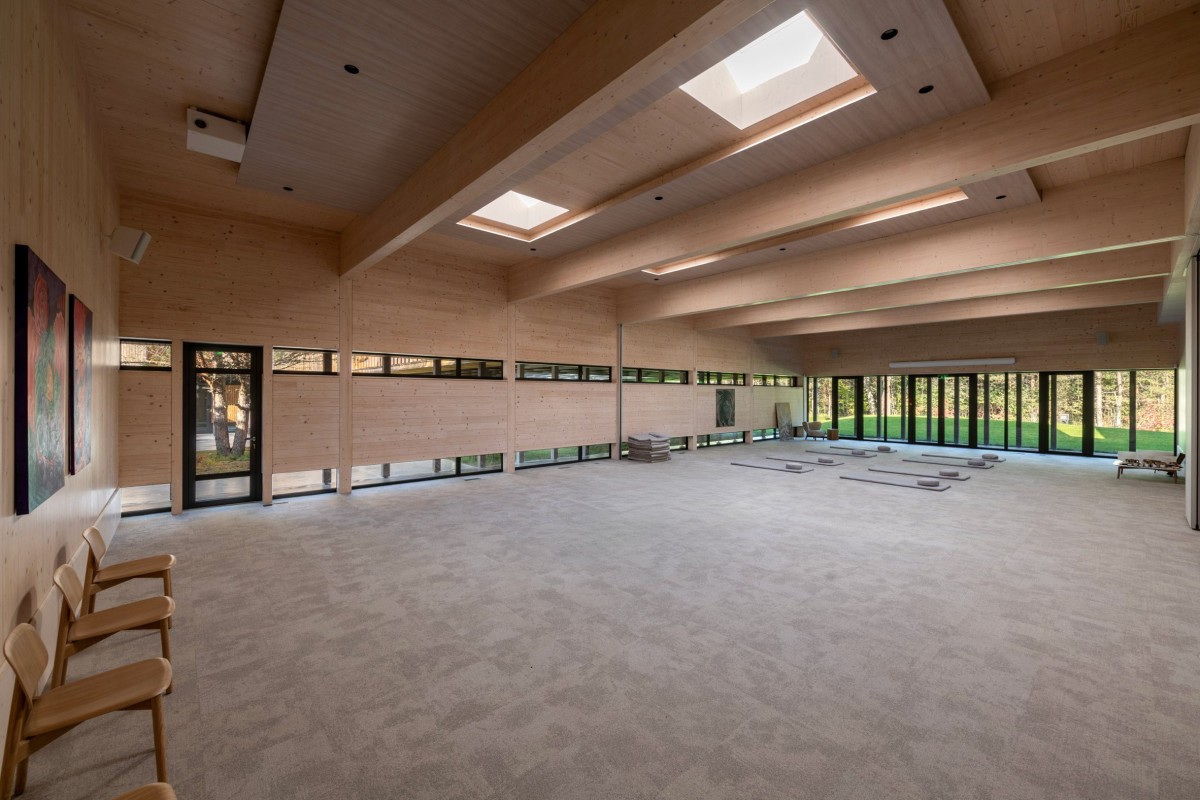 Gli spazi interni comuni, come la sala yoga, presentano travi a vista
