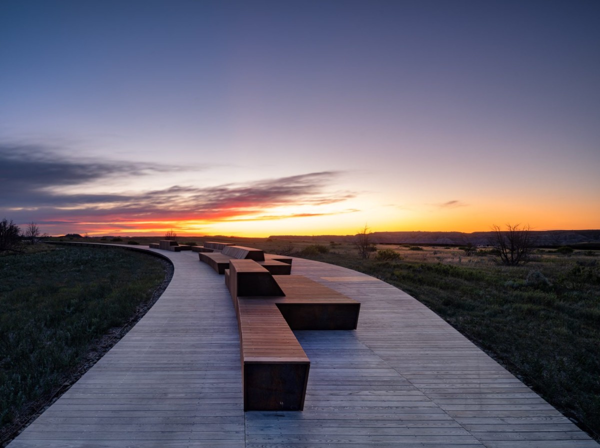 La passerella è dotata di panchine di legno