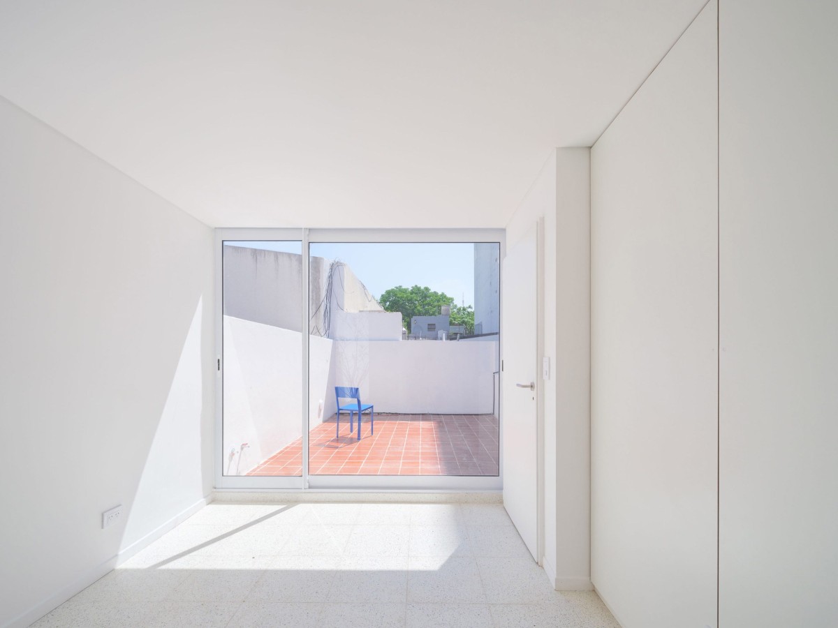 Le camere da letto si trovano al piano superiore e hanno accesso a un secondo patio