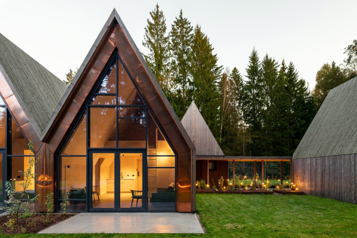 Le cabine sono realizzate in legno annerito e rame