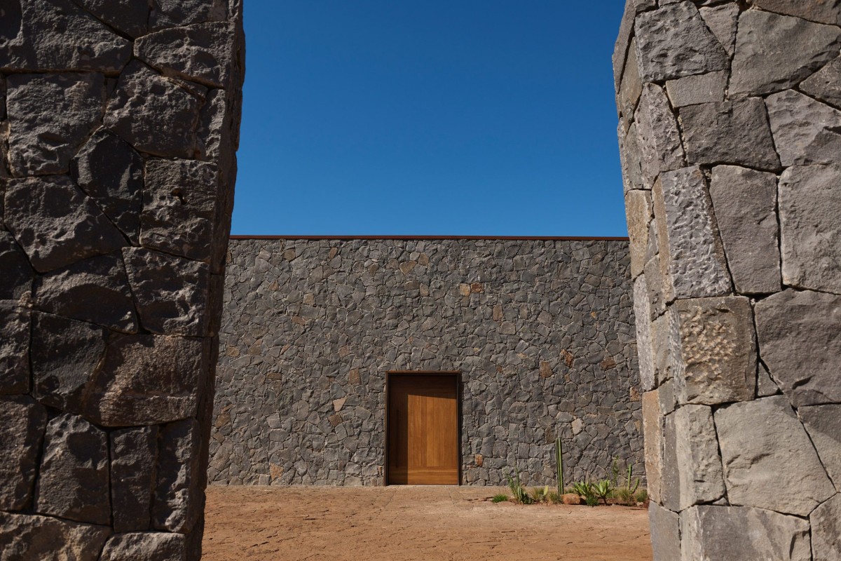 Rivestimento delle pareti in pietra vulcanica fumé estratta dalla stessa proprietà
