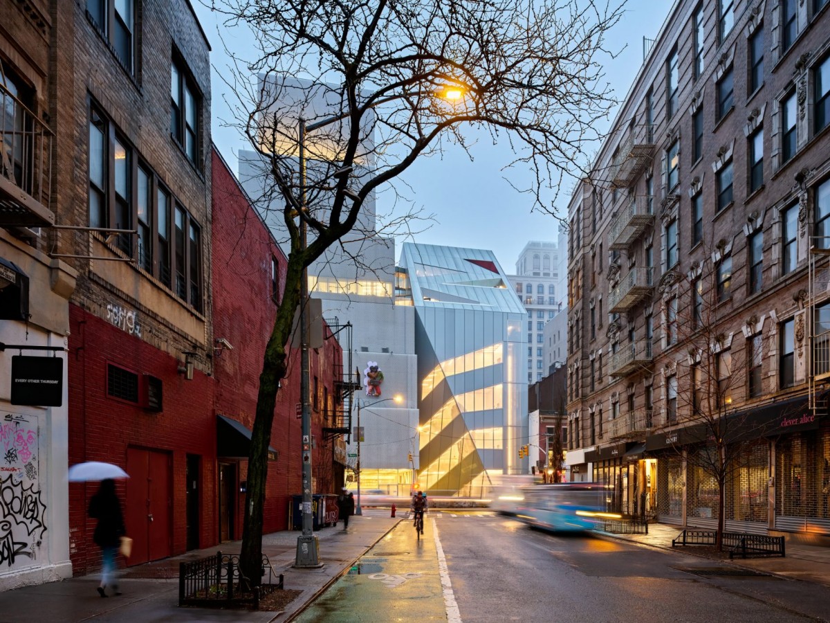 Un prisma arquitectónico capaz de refractar las expresiones artísticas globales hacia el corazón de Manhattan.