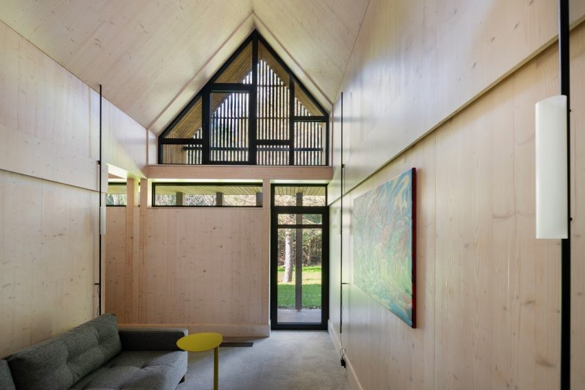 Gli interni delle cabine sono realizzati in legno chiaro