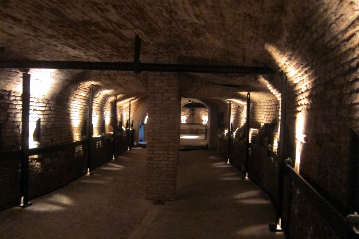 Spesse colonne di mattoni e travi d'acciaio