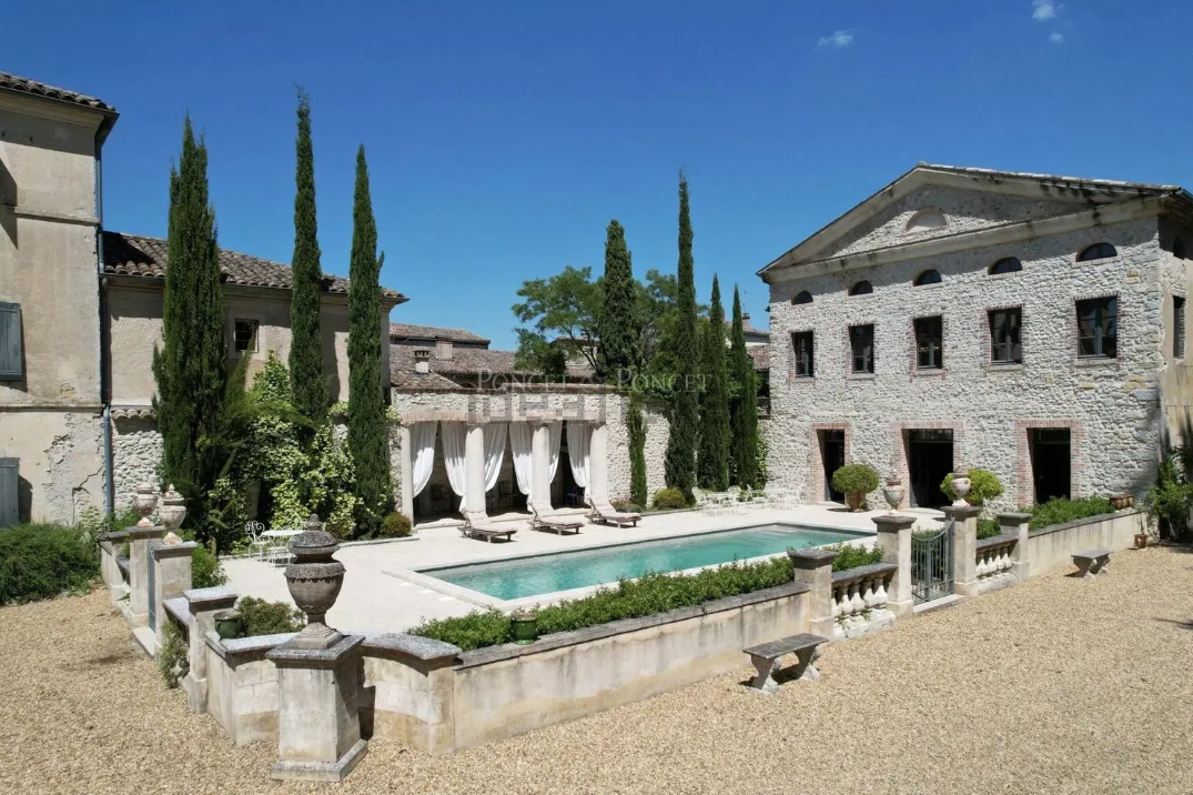 Questo monumento storico, appartenuto alla stessa famiglia per 7 secoli, è in vendita in una splendida cornice francese