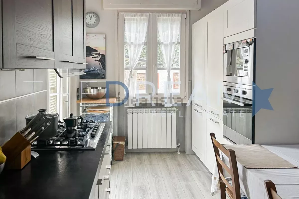 Cucina con zona pranzo e ampio spazio per riporre gli oggetti