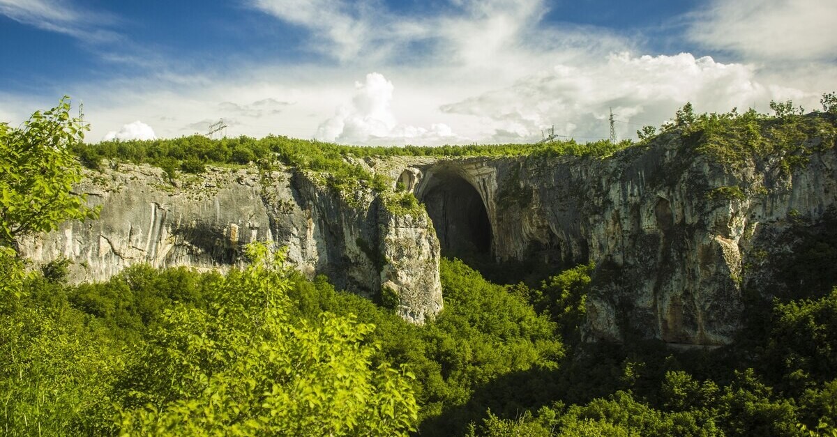 Vista da lontano della Grotta di Prohodna