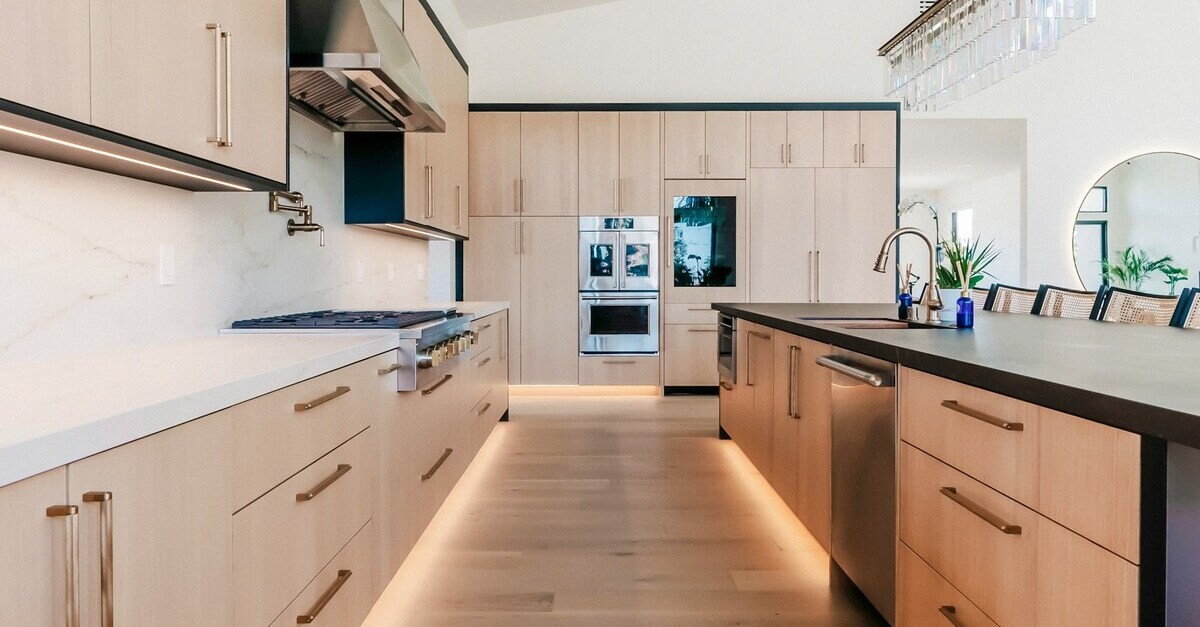 Cucina in legno chiaro dai toni caldi