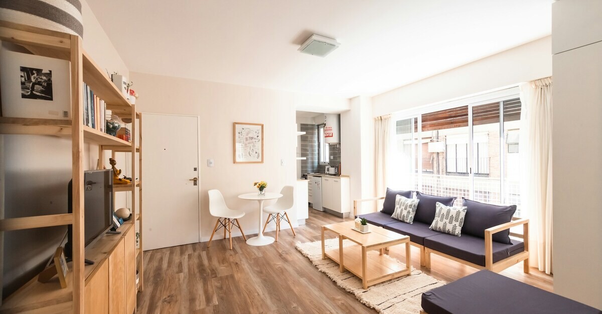 Salotto in legno chiaro su parquet chiaro