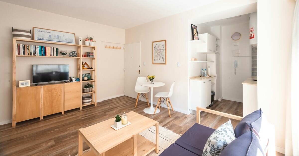 Salotto in legno chiaro con sedute e tavolo bianco