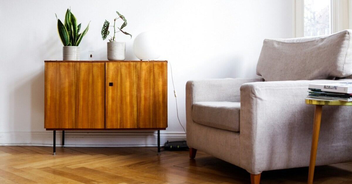 Parquet in legno caldo e mobile nella stessa nuance