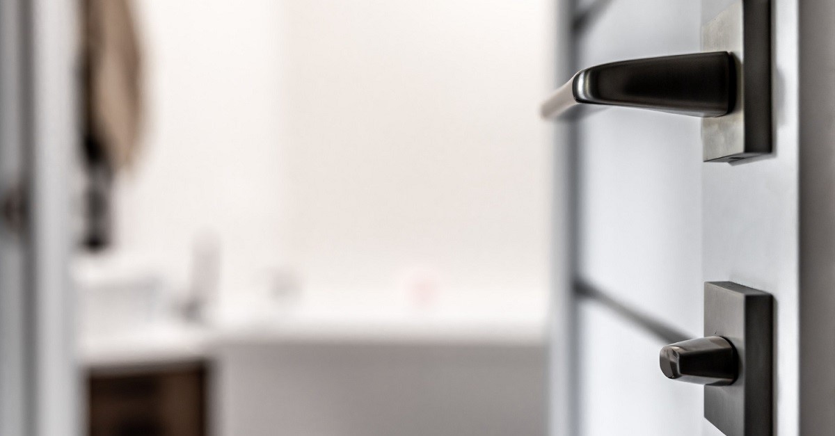 Porta di un bagno munita di serratura con nottolino