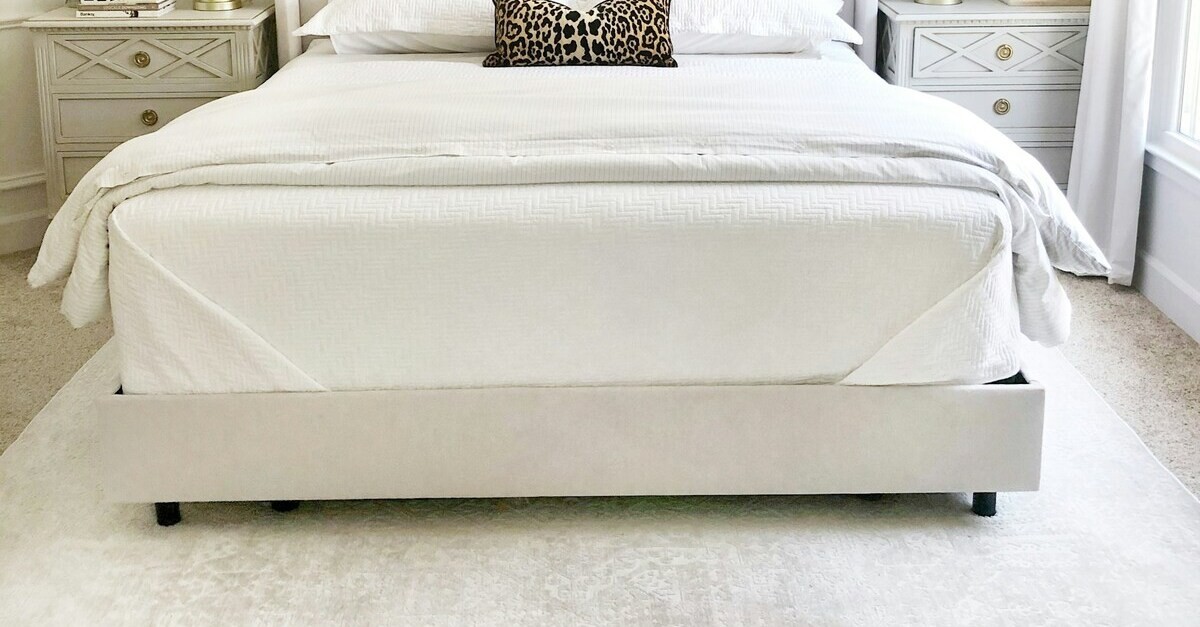 Grande tappeto bianco sotto il letto 