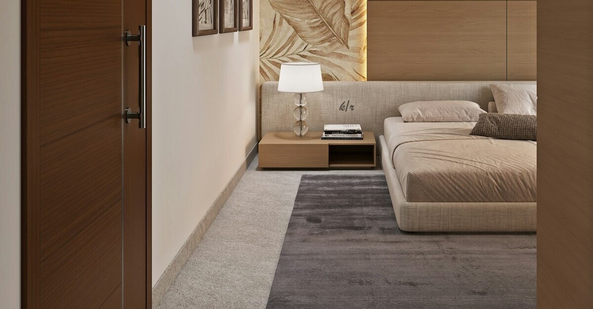 Ampio tappeto grigio sotto il letto