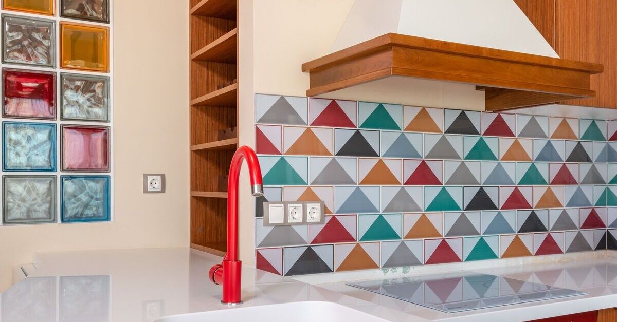 Parete d'accento con motivo geometrico e colori accesi