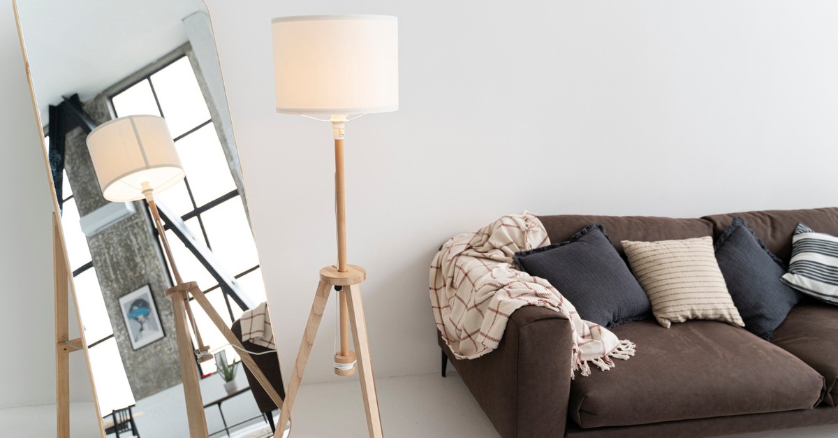 Specchio con lampada e divano marrone