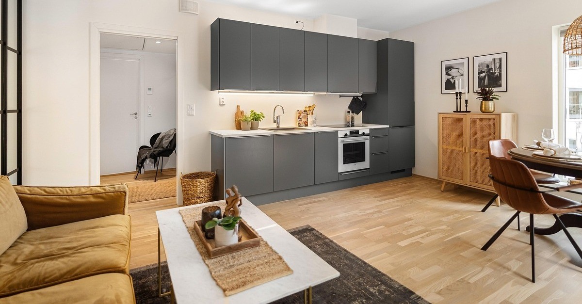 Cucina con tavolo da pranzo e salotto