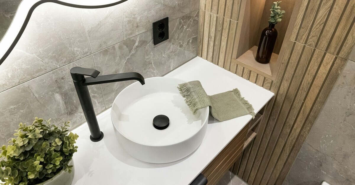 Lavabo tondo con rubinetteria nera opaca