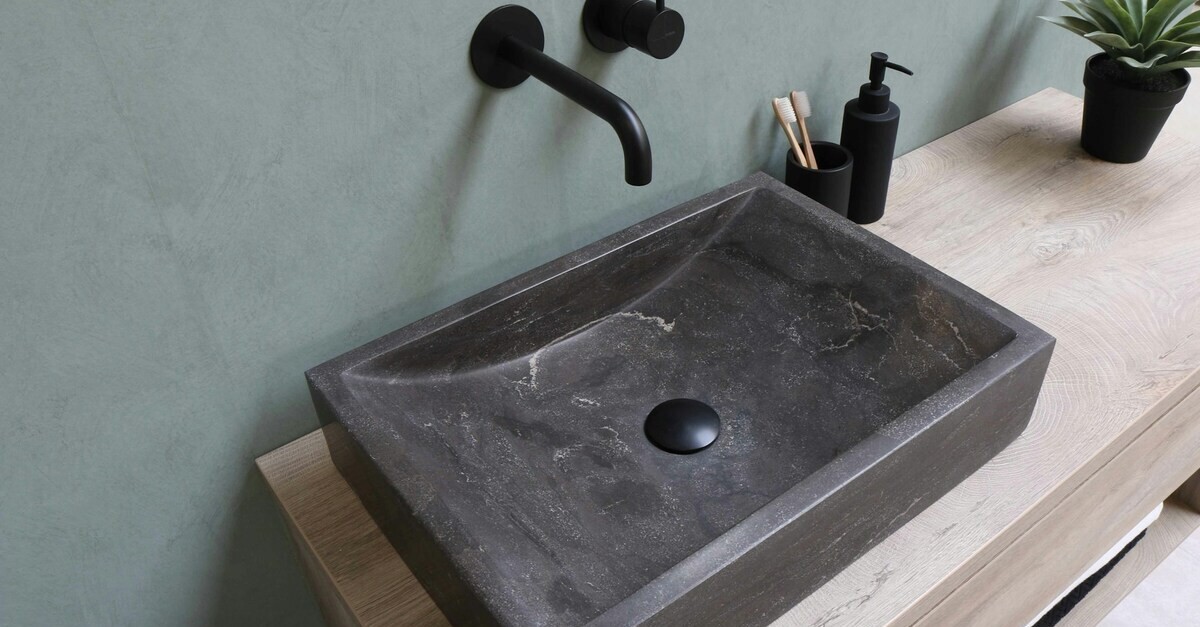 Lavabo in pietra nera con rubinetteria nera