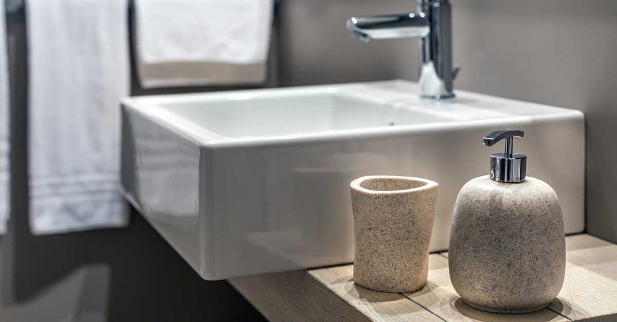 Lavabo rettangolare con resa lucida e dispenser sapone materico