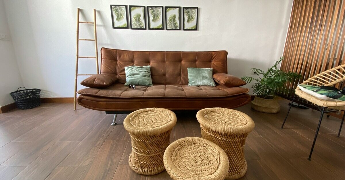 Salotto minimal naturale con parquet nodoso