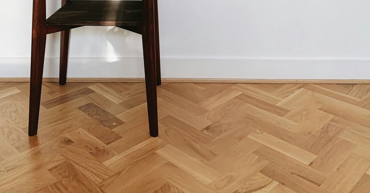 Parquet color miele posato a spina di pesce