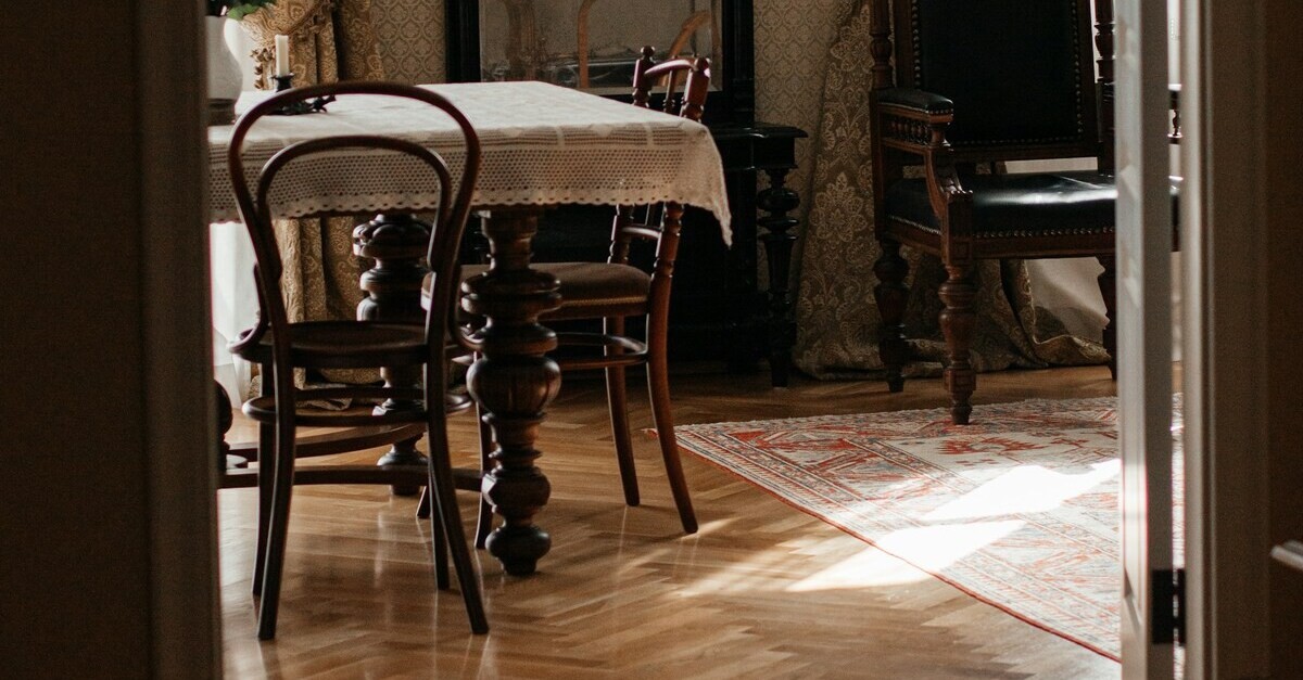Sala da pranzo rustica con parquet