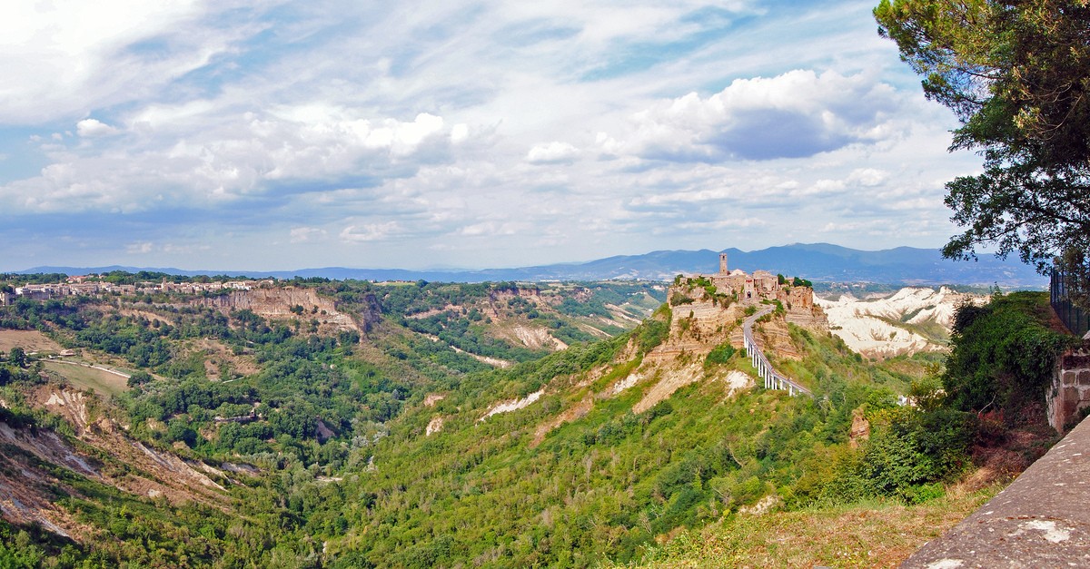 Panorama di Civita di Bagnoregio con vista sulla Valle dei Calanchi