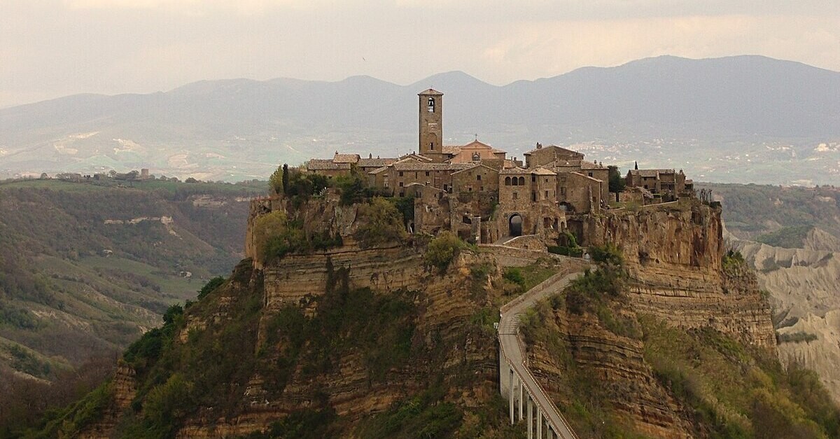 Civita di Bagnoregio vista da lontano