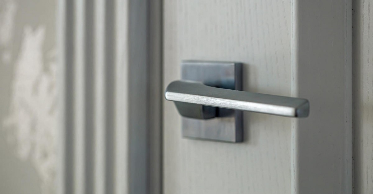 Maniglia moderna di una porta interna