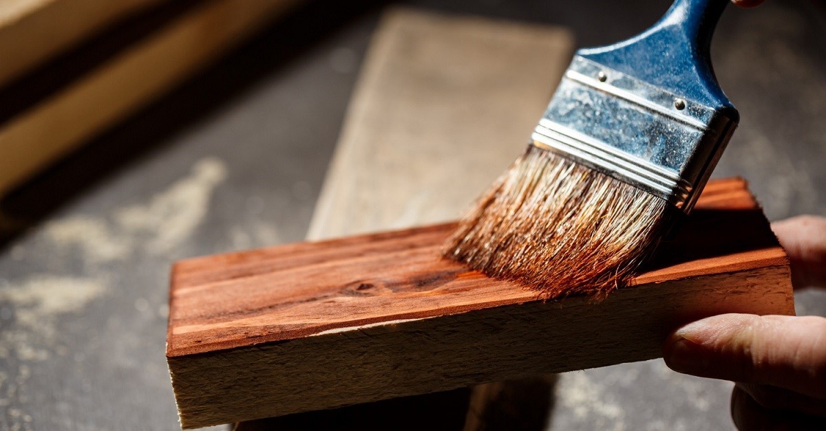 Pennello scorre su un pezzo di legno, nel senso delle venature