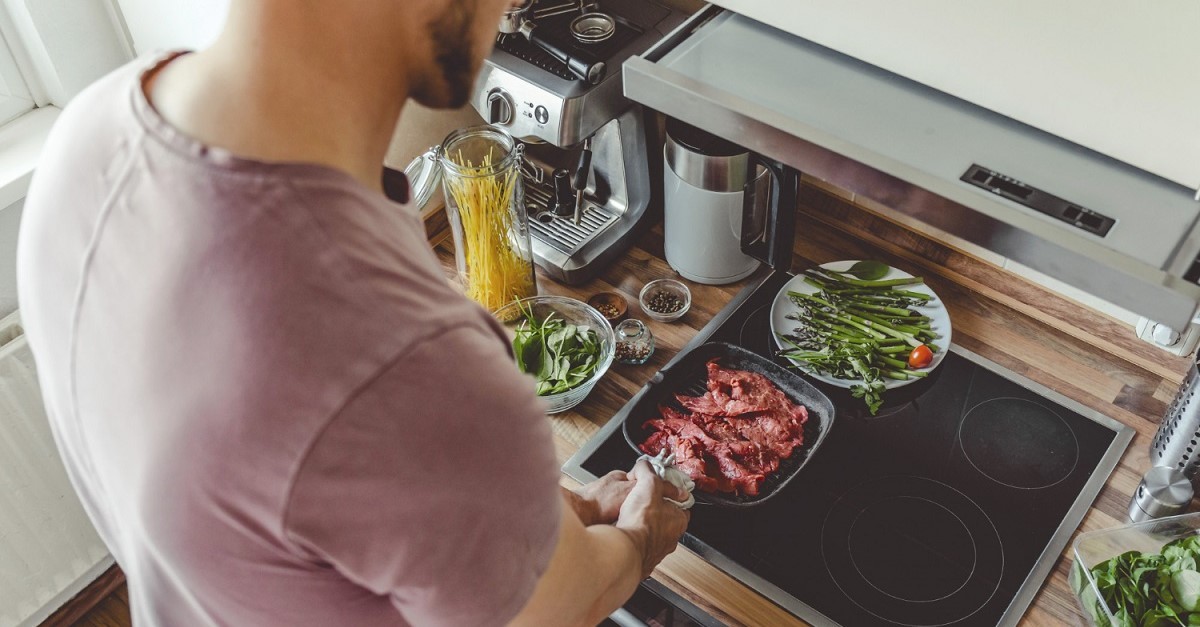 Cucina con piano a induzione e cappa incassata nel pensile