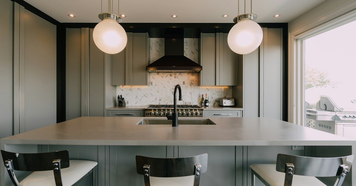 Cucina moderna con lavandino sull'isola
