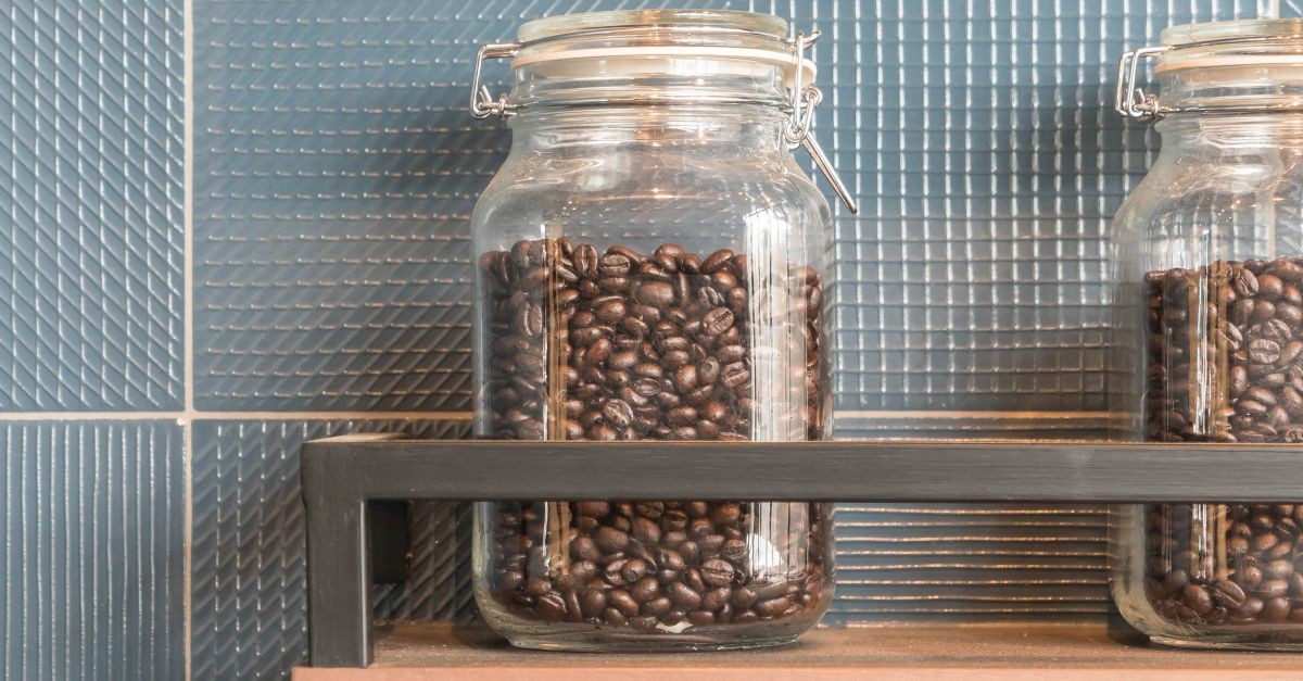 barattoli con caffè 