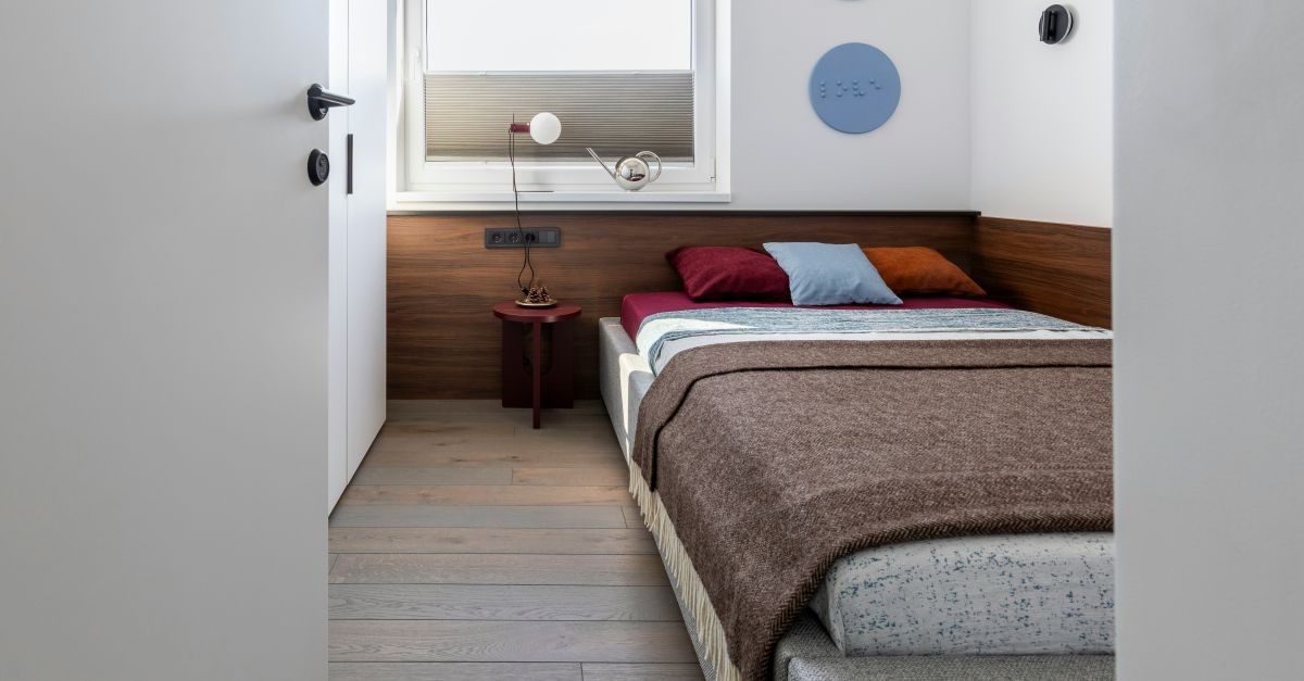 camera da letto con un solo comodino 