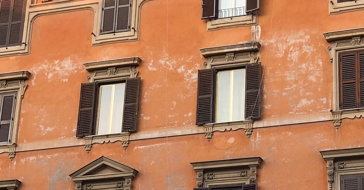 Facciata condominiale danneggiata